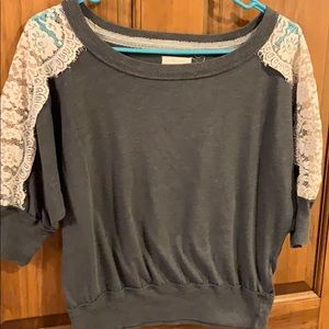 Quarter sleeve shirt